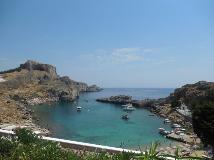 Grecia interzice închirierea şezlongurilor pe peste 250 de plaje