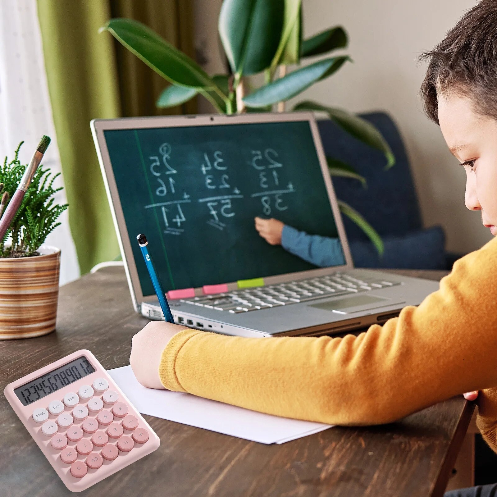 Ministerul Educației oferă ajutoare financiare pentru calculatoare studenților defavorizați