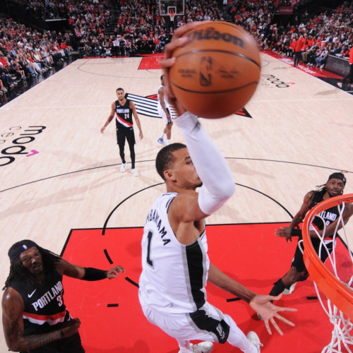 Victor Wembanyama revine, iar De'Aaron Fox contribuie decisiv în a doua repriză în Meciul 4