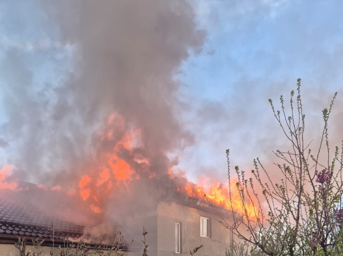 Incendiu devastator în Roznov, cauzat de un burlan neprotejat