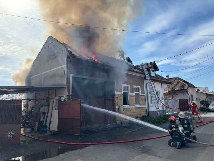 Incendiu pe strada Zizinului din Cluj-Napoca, intervenție a echipajelor de urgență