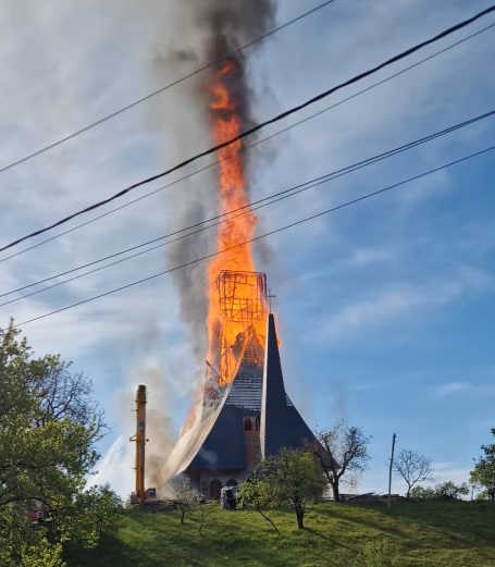 Incendiu la Biserica greco-catolică din Șurdești, pompierii intervin rapid