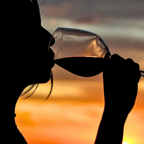 Chiar și niveluri scăzute de alcool ar putea dăuna creierului, arată un studiu