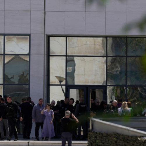 Foc deschis de un bărbat în Atena, patru răniți în atacul armat