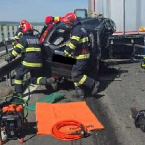 Trafic blocat total pe A1 după un accident între un camion și un autoturism