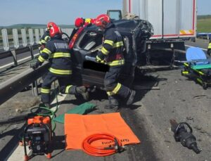Trafic blocat total pe A1 după un accident între un camion și un autoturism