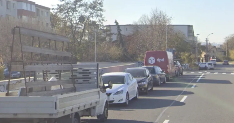 Traficul pe podul Răsăritului-Anina afectat de parcări neregulamentare