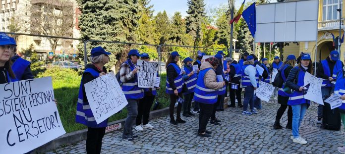 Asistenții persoanelor cu dizabilități protestează la Palatul Administrativ din Botoșani