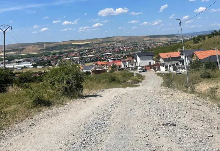 Locuitorii din Dezmir vor avea o stradă modernizată în curând