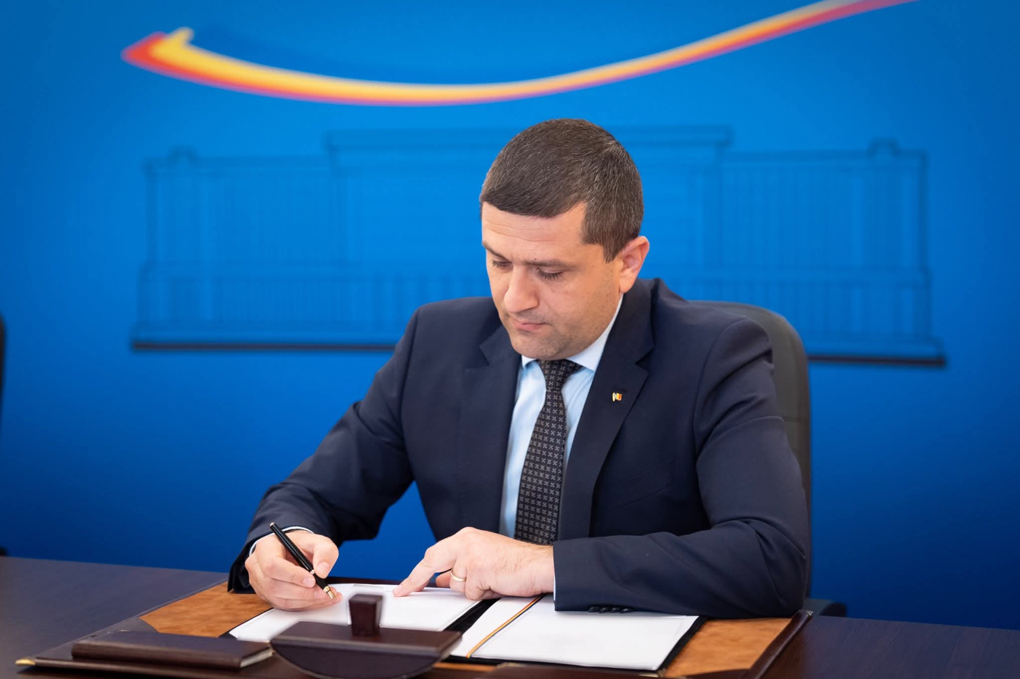 Radu Miruță amână scumpirea tarifelor la metrou pentru două luni