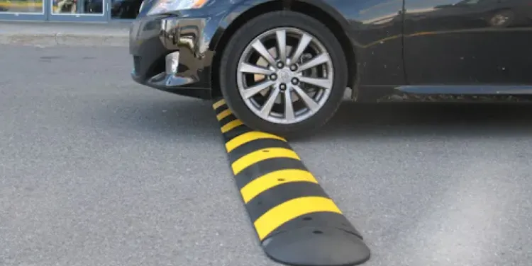 Locuitorii de pe strada Octav Băncilă se plâng de un limitator de viteză zgomotos