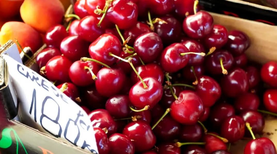Prețuri record la cireșe importate în piețele din România