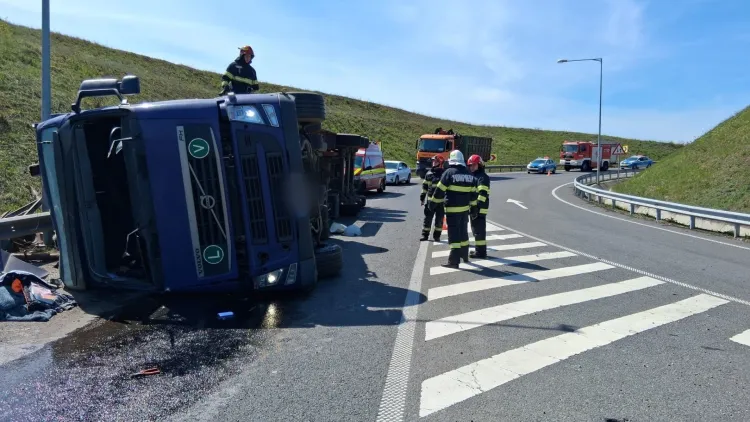 Accident rutier în Nădășelu, un autotren s-a răsturnat pe carosabil
