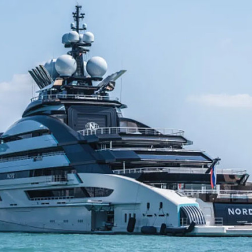 Un megaiaht de lux traversează ruta maritimă iraniană