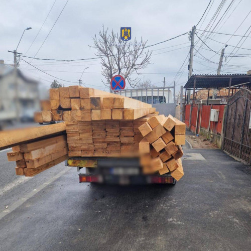 Târgoviștean, depistat în trafic cu 4 metri cubi de cherestea fără documente