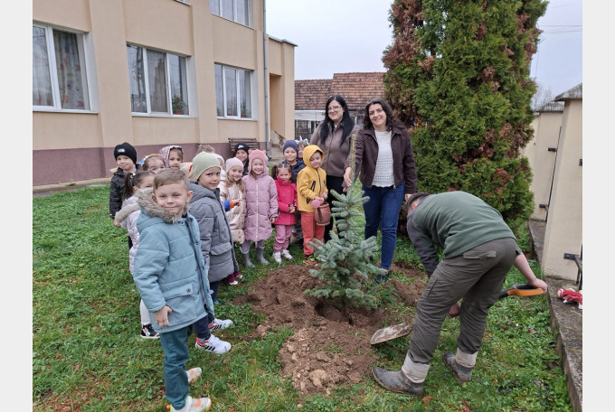 Elevii din Vadu Crișului contribuie la ecologizarea localității prin fapte
