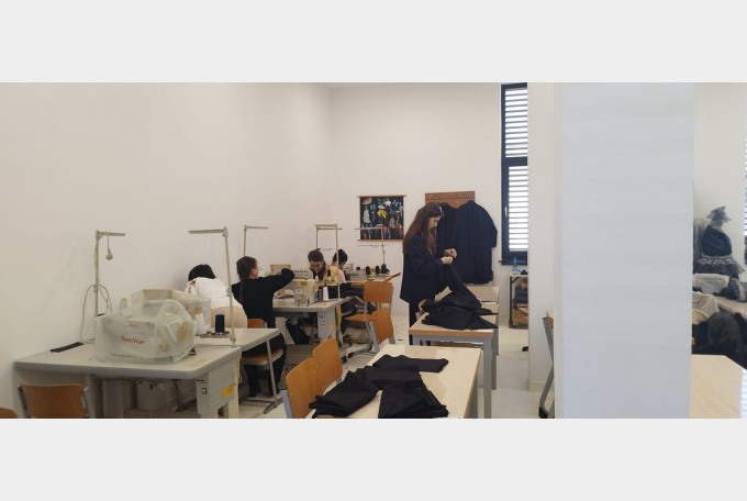 Studenții de la Textile - Pielărie își creează robe pentru absolvire