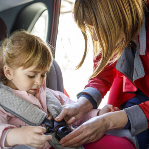 Reguli stricte pentru siguranța copiilor în autovehicule în România