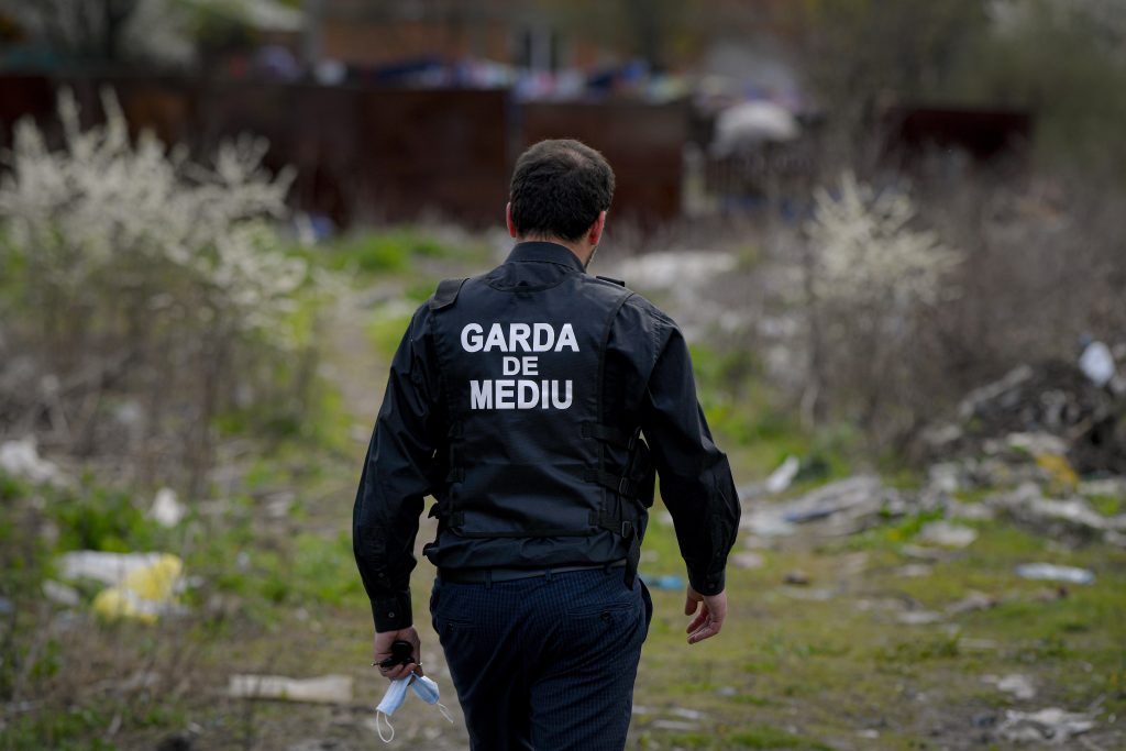 Polițiștii argeșeni descoperă deșeuri îngropate și evacuări de apă contaminată