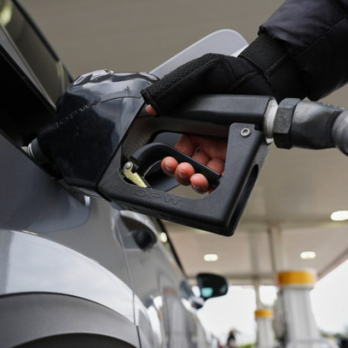 Prețul benzinei în SUA atinge niveluri record după tensiunile cu Iranul