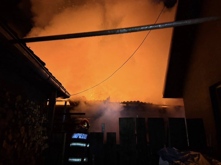 Pompierii voluntari intervin la un incendiu în Târgu Lăpuș