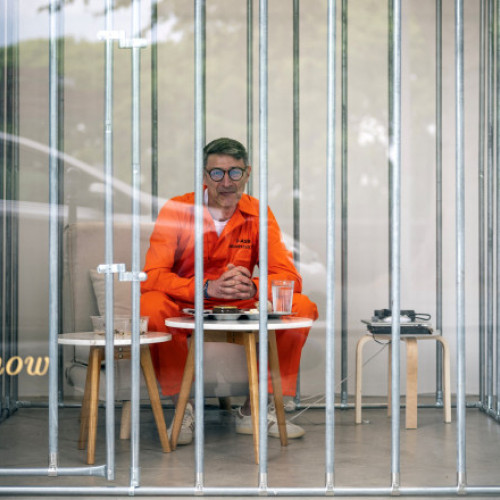 Damien Aspe, artist francez, protestează împotriva tehnologiei dintr-o cușcă metalică