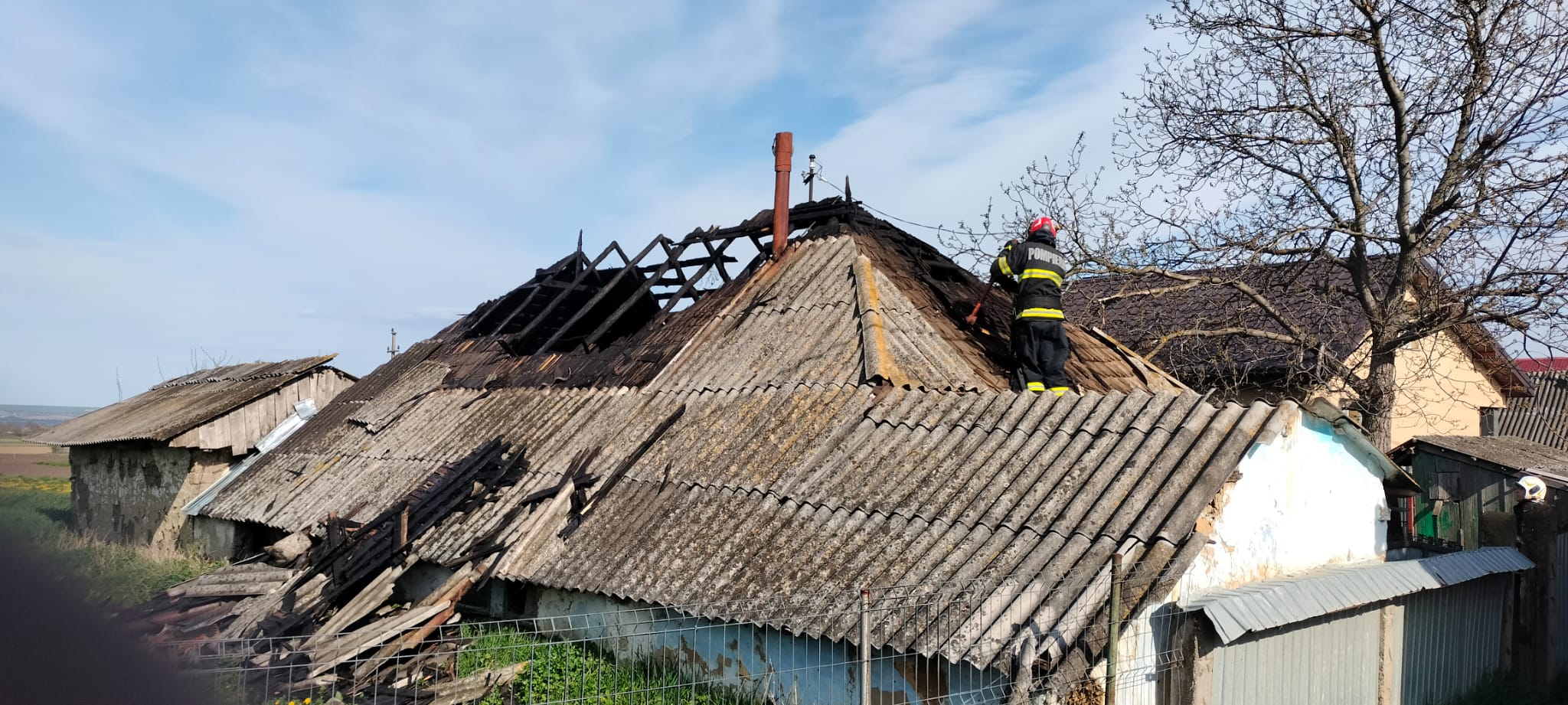 Incendiu devastator în Țibucani: mamă și fiica sa, internate la spital