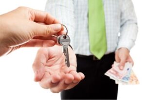 Românii evită achizițiile imobiliare din cauza prețurilor și dobânzii mari