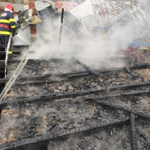 Incendiu în Roman: 250 kg de lemne distruse din cauza unei țigări aprinse