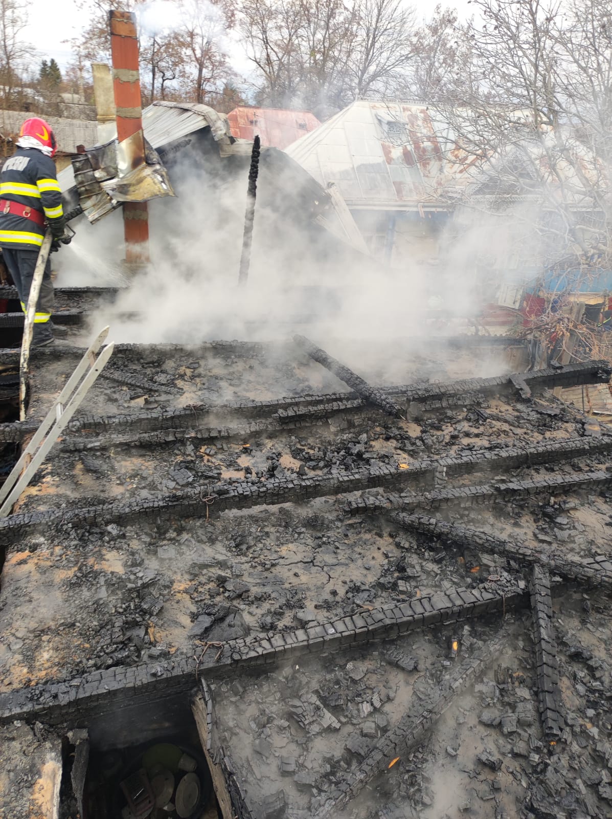 Incendiu în Roman: 250 kg de lemne distruse din cauza unei țigări aprinse