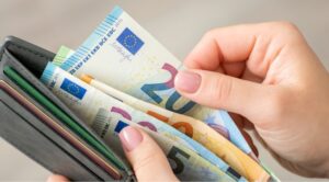 Leul pierde teren în fața euro pe fondul tensiunilor politice