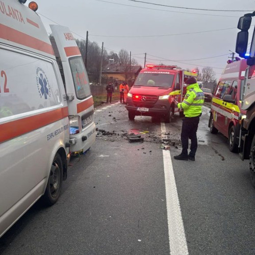 Accident rutier pe DN 67D în zona Lelești, trei persoane rănite