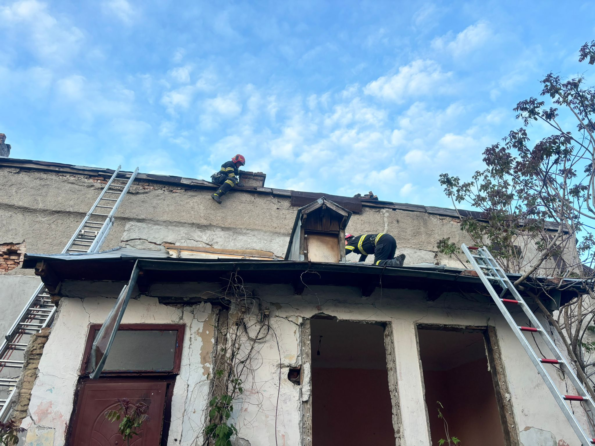 Pompierii din Galați salvează o pisică blocată pe acoperiș