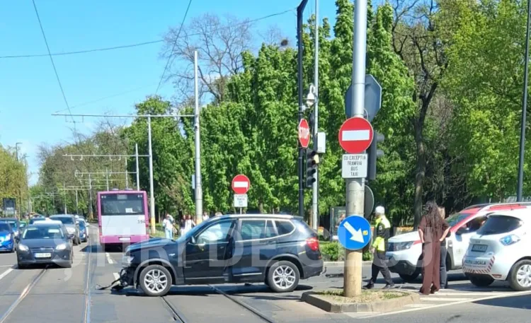 Accident rutier grav în Cluj-Napoca între un autobuz și o mașină