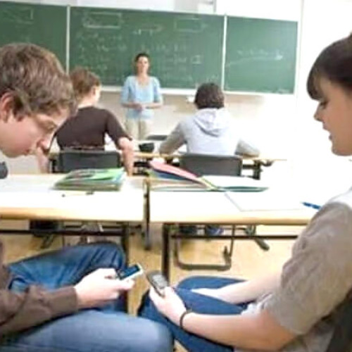 Senatul adoptă legea care interzice telefoanele mobile în şcoli