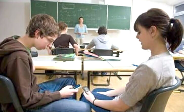 Senatul adoptă legea care interzice telefoanele mobile în şcoli