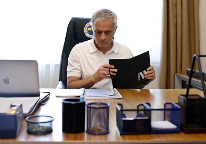 Mourinho își exprimă surprinderea față de cariera lui Cristian Chivu ca antrenor