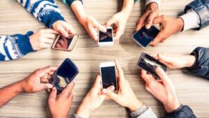 Senatul României interzice utilizarea telefoanelor mobile în licee