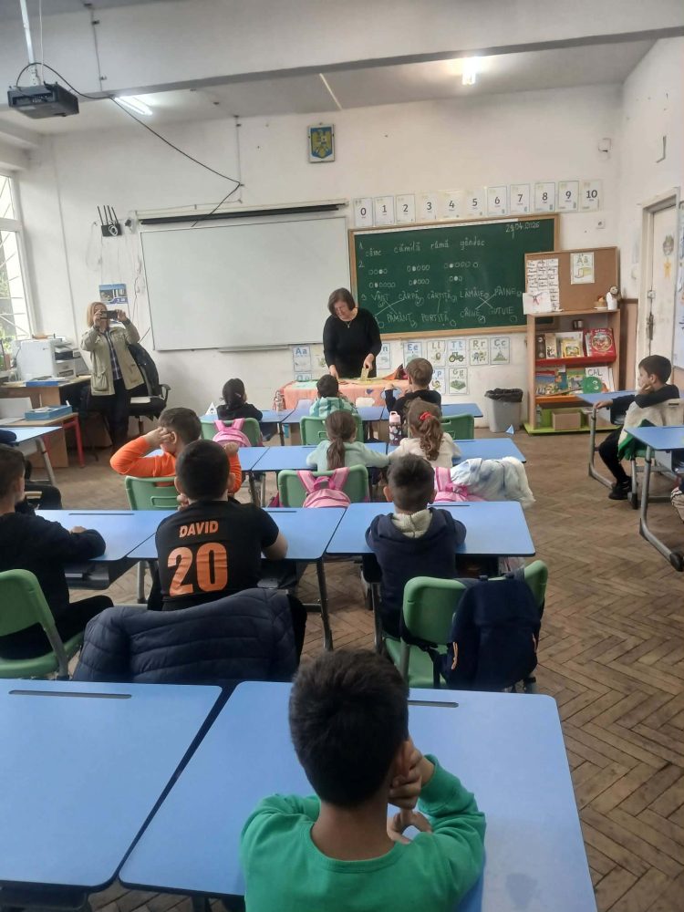 Elevii de la școala „Petre Dulfu” au descoperit povești fascinante