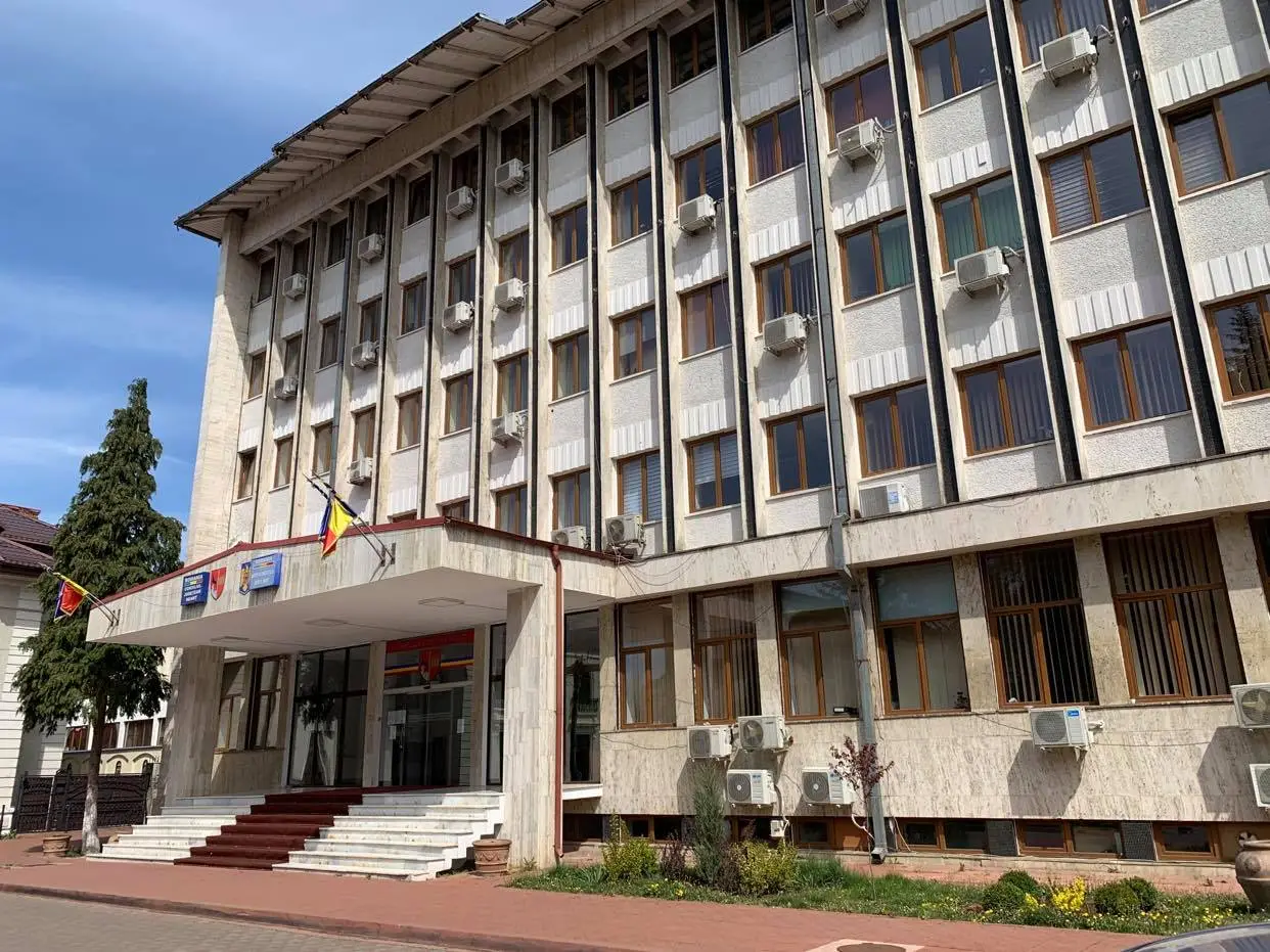 Bugetul județului Neamț întârzie, dar promisiunile politicienilor sunt optimiste