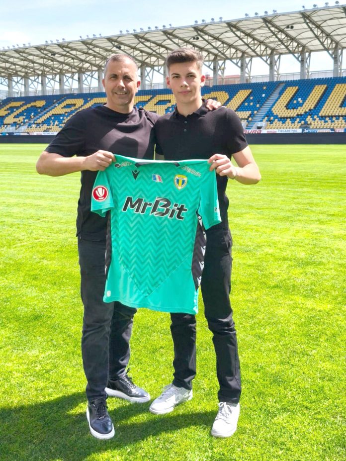 Ștefan Rădulescu, portarul de 16 ani, își semnează primul contract profesionist
