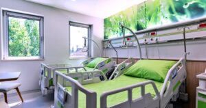 Guvernul aprobă reducerea a 14.000 de paturi în spitale pentru 2026-2028