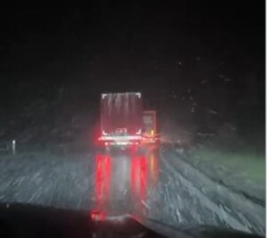 Întoarcerea iernii la Brașov: drumarii intervin pe șosele