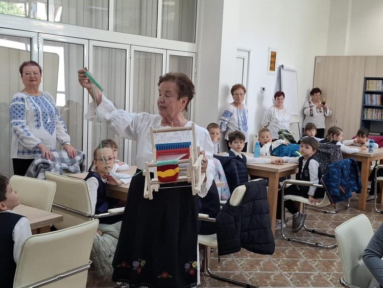 Seniorii și elevii se reunesc la centrul CASPEV pentru un eveniment intergenerațional