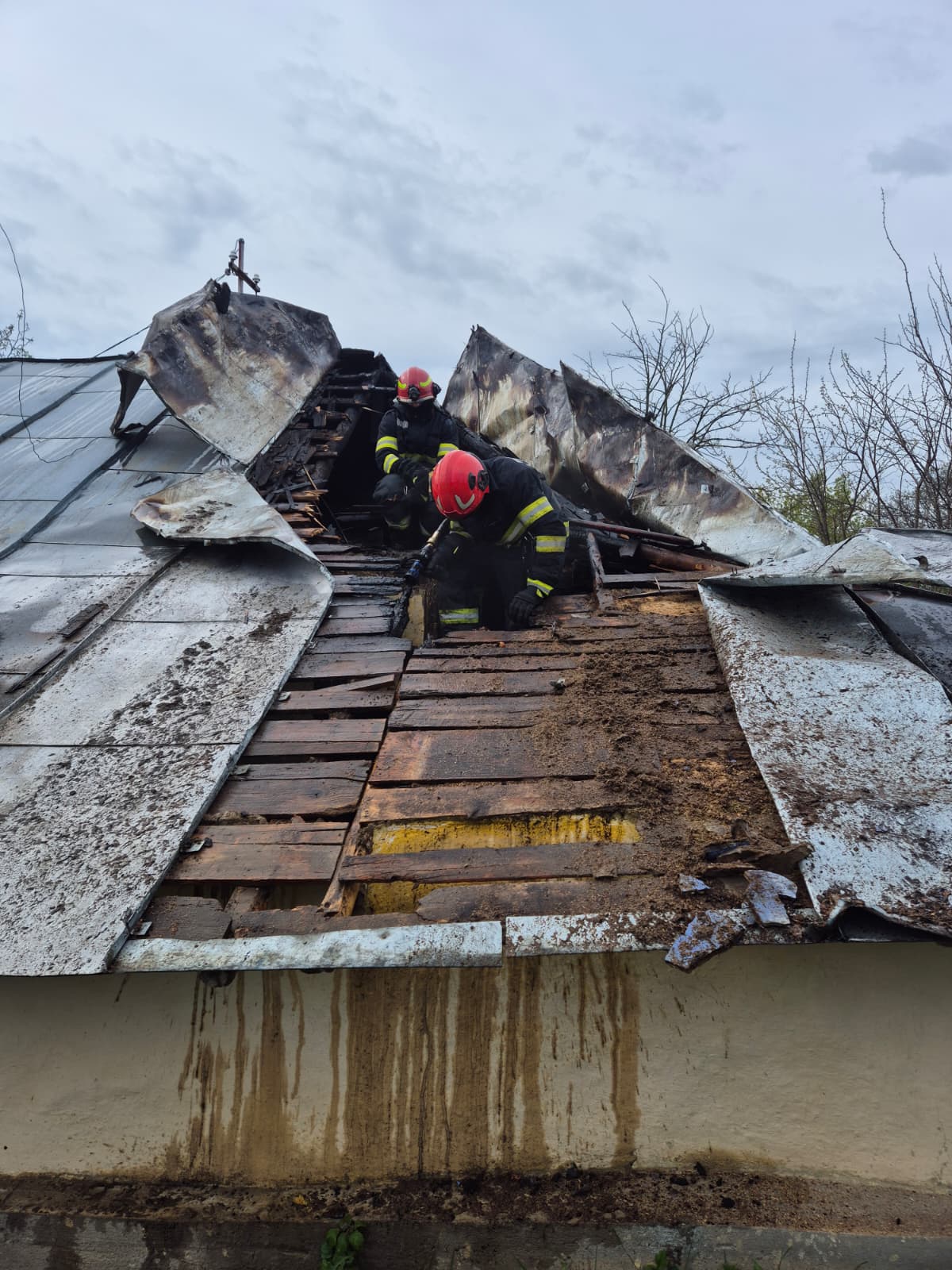 Incendiu la o locuință din Stănița, două persoane au avut nevoie de ajutor medical