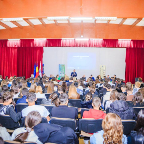 Elevii din Titu, „Sub scanerul adevărului”. Lecție interactivă despre responsabilitate la Liceul „I.C. Vissarion”