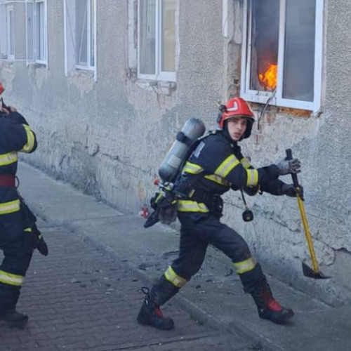 Incendiu în Bacău: Pompierii intervin de urgență la un apartament