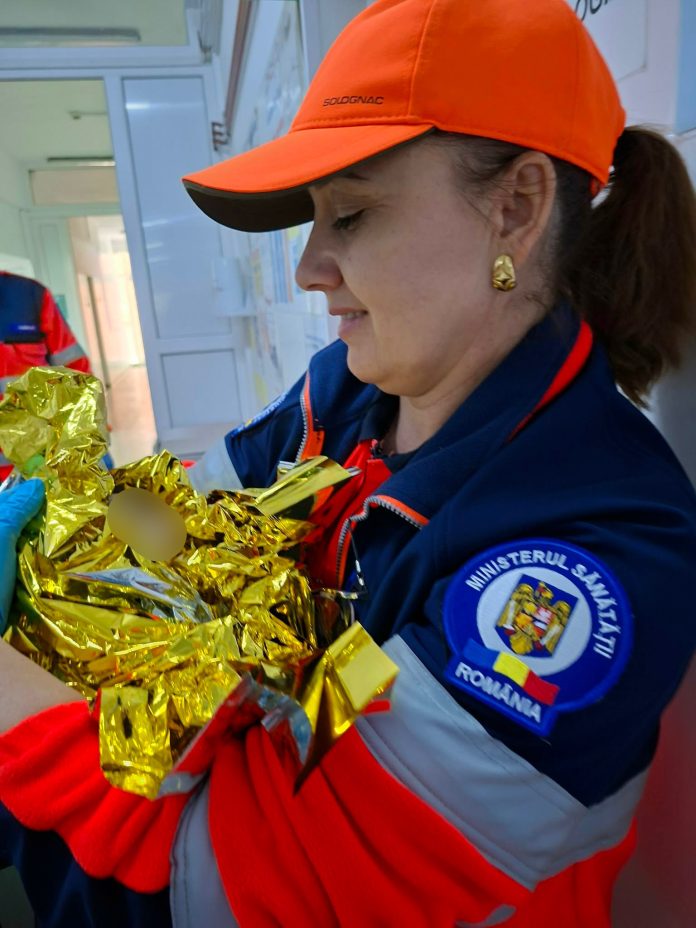 O fetiță s-a născut în parcarea unui centru comercial din Leorda