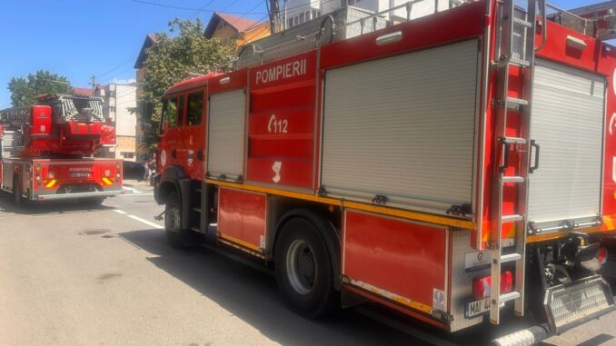 Pompierii intervin la un incendiu violent la o pensiune din Murighiol