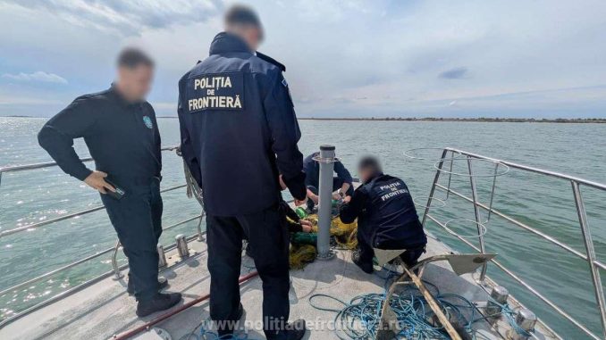 Polițiștii de frontieră confiscă plase ilegale în Marea Neagră